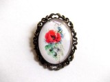 Brosa handmade sticla, motiv floral mac rosu si floare albastra, 50x40mm
