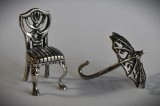 Miniaturi din argint - Scaun de epoca si umbrela - 16,5 grame