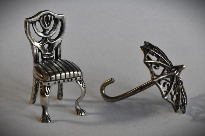 Miniaturi din argint - Scaun de epoca si umbrela - 16,5 grame