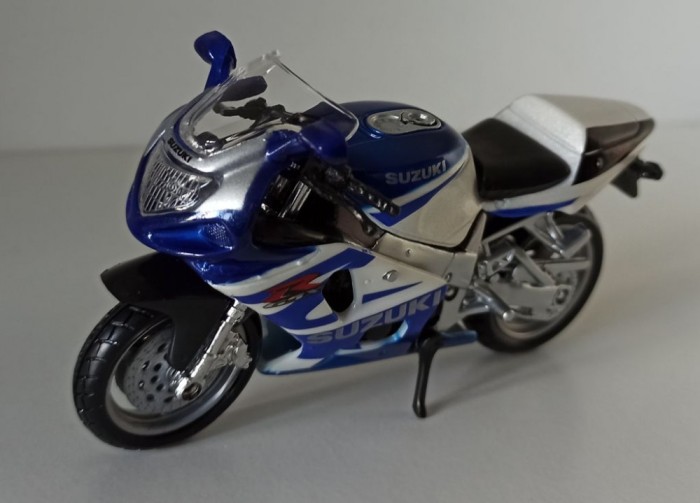 Macheta motocicleta Suzuki GSX-R 750 - Bburago 1/18