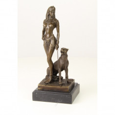 Cleopatra cu pantera-statueta din bronz pe un soclu din marmura XT-119 foto