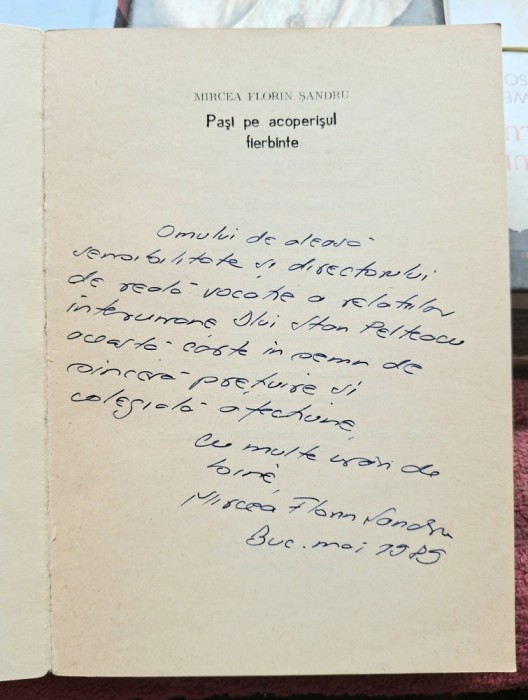 Pasi pe acoperisul fierbinte - Mircea Florin Sandru Contine dedicatie , data si semnatura autorului