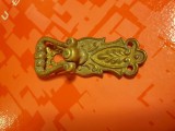 D361-Shield- aparatoare cu maner tragator vechi mic anii 1900 bronz aurit in patina timpului. Pentru sertar de mic mobilier vechi.