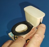 Toaleta din jocul &bdquo;Mause trap&rdquo; wc cu mecanism functional, o bila introdusa la interior este ejectata cand &bdquo;se trage apa&rdquo; m8e