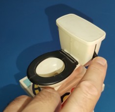 Toaleta din jocul &bdquo;Mause trap&rdquo; wc cu mecanism functional, o bila introdusa la interior este ejectata cand &bdquo;se trage apa&rdquo; m8e