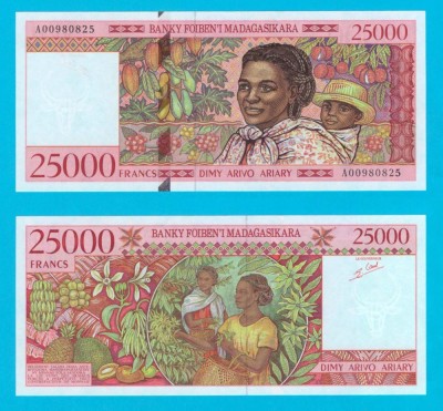 Madagascar (p#82) 25.000 Francs 1998 UNC &amp;#039;Fructe autohtone&amp;#039; serie: A 00980825 foto