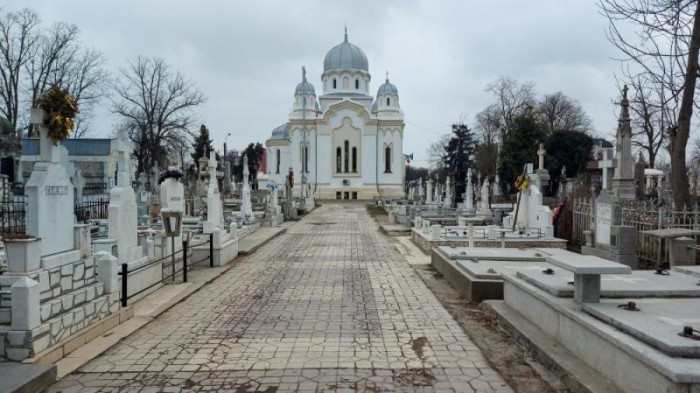 Vand loc de veci cimitirul eternitatea galati !