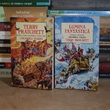 TERRY PRATCHETT - CULOAREA MAGIEI + LUMINA FANTASTICA = ( 2 VOL. ) , 2002 *