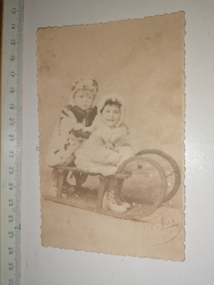 FOTOGRAFIE VECHE ANII 1900 - COPII PE SANIE - FOTO LUX foto
