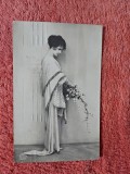 Fotografie tip carte postala, femeie cu flori, 1926