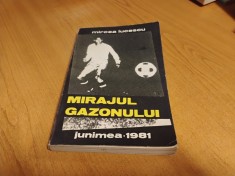 Mircea Lucescu. Mirajul gazonului foto
