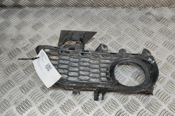 Grila st&acirc;nga față BMW 3 F30, F80 2015 OEM: 8062631 22607181