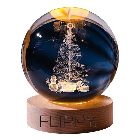 Lampa led decorativa, flippy, cu bila de cristal cu diametru 6cm, model brad de craciun 3d, alimentare usb, suport din lemn, lumina alb cald