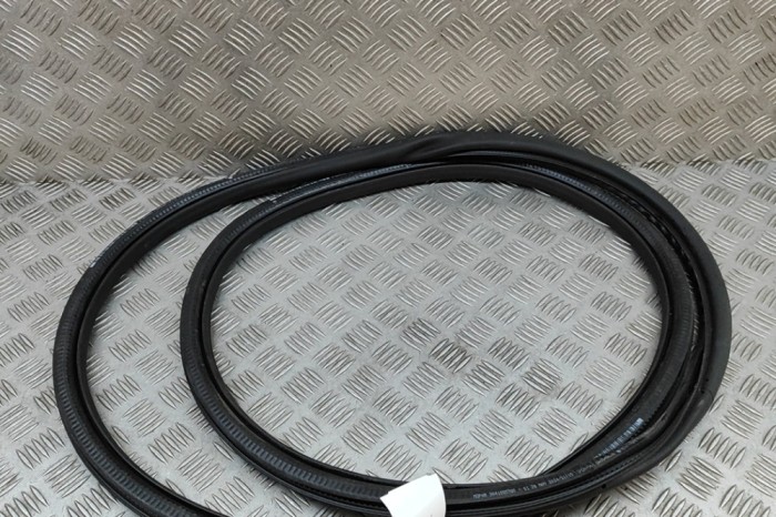 Garnitura ușă st&acirc;nga spate PEUGEOT 5008 III KA, KB, KC 2024 OEM: 9841055380 | 30716887