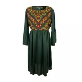 Cumpara ieftin Rochie traditionala evazata verde cu motiv floral multicolor - RTM60