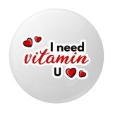 Cumpara ieftin Insigna rotunda I Need Vitamin U, mesaj romantic amuzant cu inimioare, 58 mm, prindere cu ac metalic