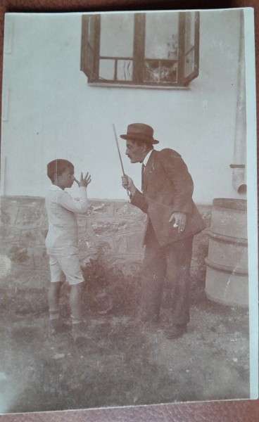 Carte postala, mica cearta intre un baiat si un barbat, Romania, perioada interbelica