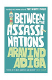 Between the Assassinations - Paperback brosat - Aravind Adiga - Atlantic Books