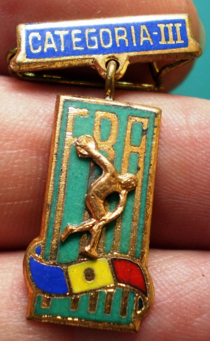 I.054 INSIGNA ROMANIA FRA FEDERATIA ROMANA DE ATLETISM CATEGORIA III h29mm email