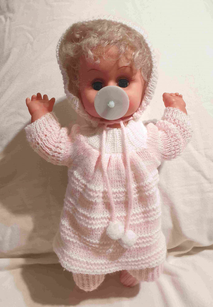 Papusa veche - Bebe cu suzeta - in costumas tricotat | Okazii.ro