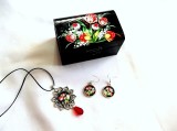 set cadou , cutiuta decorata si set bijuterii sticla cu lalele rosii 35527