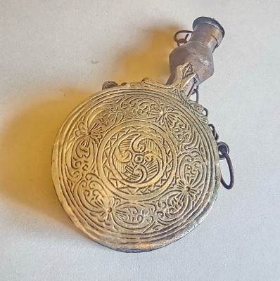 E167-Tolba veche praf de pusca bronz manual executata gravata stare buna. foto