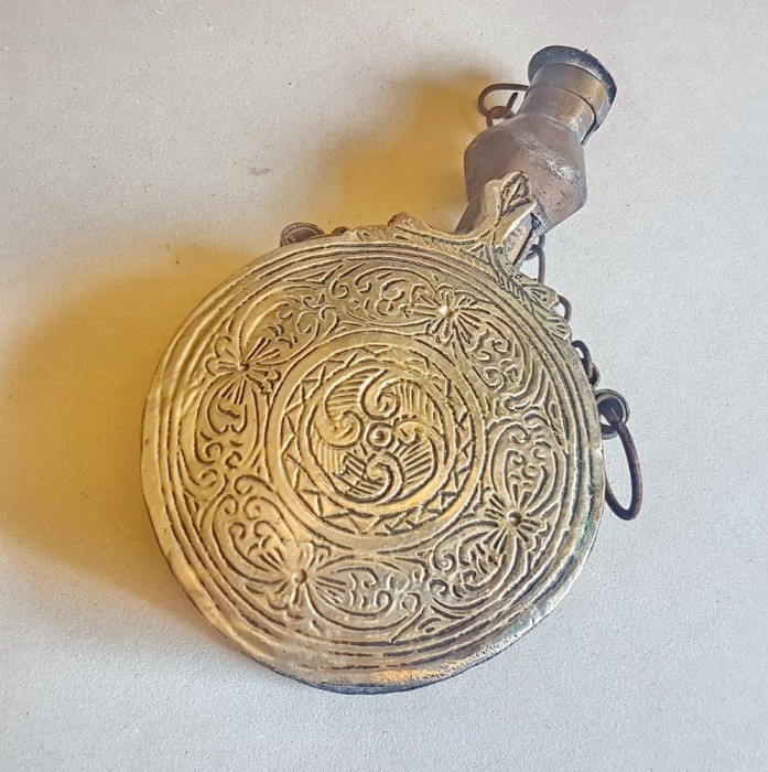 E167-Tolba veche praf de pusca bronz manual executata gravata stare buna.