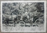 Doamna langa o trasura// foto Romania interbelica
