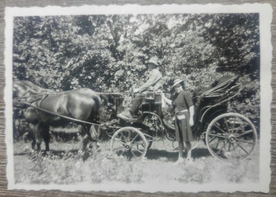 Doamna langa o trasura// foto Romania interbelica foto