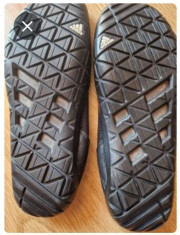 Pantofi Adidas pentru apa cu pietre, talpa cu plasă inox. foto