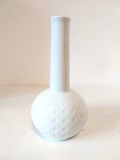 Vaza portelan alb fin ARZBERG GERMANY, vintage anii 70, Design modern, rotund cu buline, 17cm inaltime