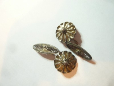 Pereche Butoni metal argintat filigramat ,1,5cm foto
