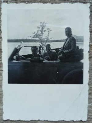 Romani din diaspora americana intr-un automobil de epoca foto