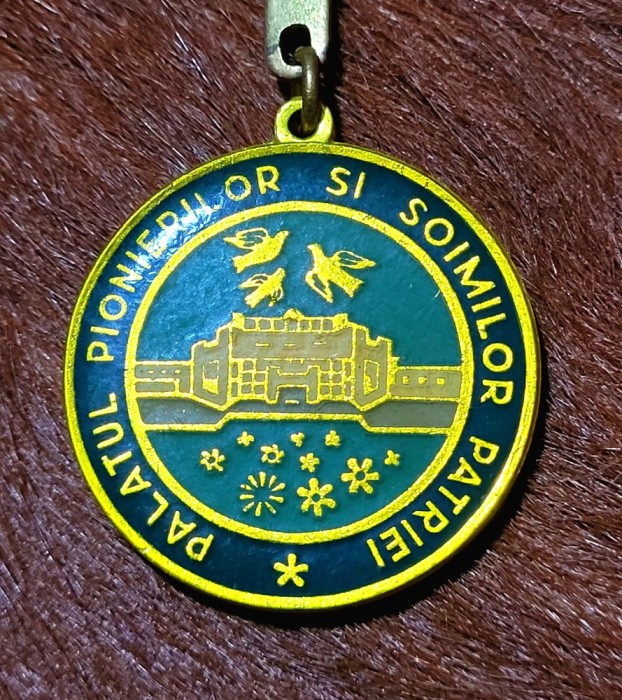 Insigna / breloc Palatul Pionierilor si Soimilor Patriei RAR