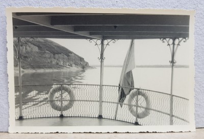 PE DUNARE , VEDERE DE PE PUNTEA UNUI VAPOR CU PAVILION ROMANESC , FOTOGRAFIE TIP CARTE POSTALA , MONOCROMA , NECIRCULATA , DATATA 10 APRILIE 1934 foto