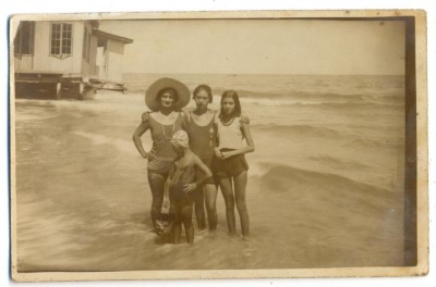 AD 1659 C.P.VECHE -GRUP LA PLAJA, IN TINUTA DE EPOCA foto