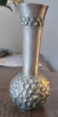 Vintage Perletinn Norway Hammered Carved Pewter Vase 5 1/2&amp;quot; high foto