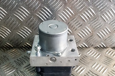 Pompa ABS TESLA MODEL 3 2018 OEM: 1044745-00-B,1044741-00-D,0265257793,0265956665,2265106527 11322304 foto