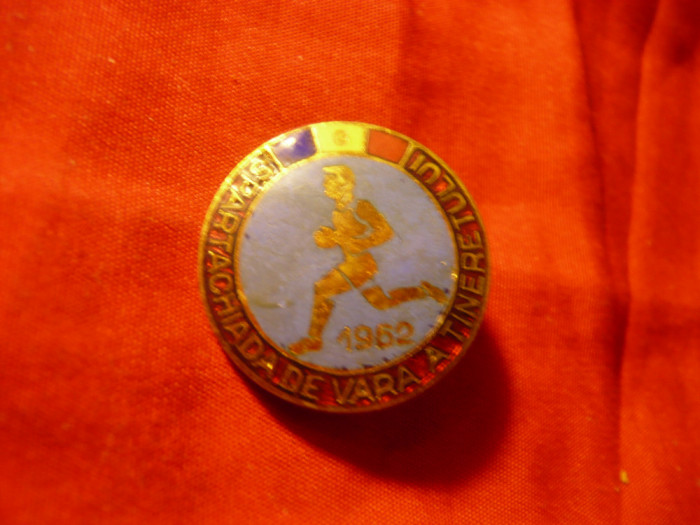 Insigna Spartachiada de vara 1962 , d=2,2cm , metal si email