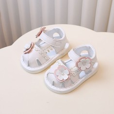 Sandalute albe cu piuitoare si floricele aplicate (Marime Disponibila: 6-9 luni foto