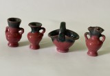Patru vase &icirc;n miniatură din ceramică smălțuită scandinavă, culoare visinie