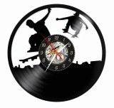 Ceas de perete din disc vinil, Tematică Skateboard / Street Culture, Design Urban cu Siluete Skateri, Negru, 30 cm