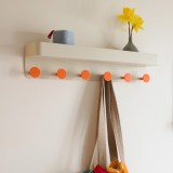 Cuier de perete crem cu polita si 6 carlige, 60 x 11,8 x 13 cm REMEMBER