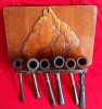 Lot 6 Pipe Lemn Sculptat Suport Cap Cal Tutungerie: Bulldog, Billiard, Medico, Koolsmoke. Colectie Pipe Fumat. Dimensiuni suport 25x17.5cm