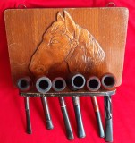 Lot 6 lulele (pipe) in suport din lemn sculptat cu cap de cal