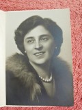 Fotografie tip carte postala, femeie cu perle, 1948