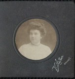 Fotografie tip CDV, portret de femeie cu coc, 1910