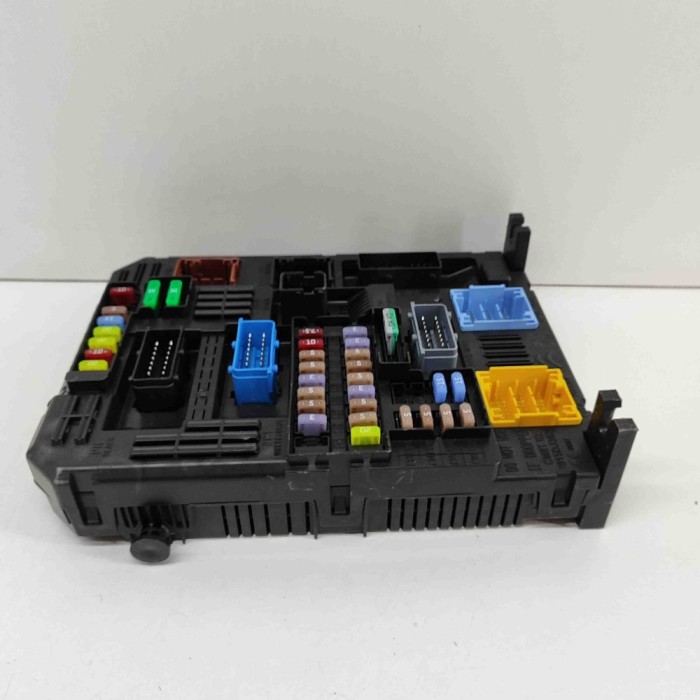 Modul panou de siguranțe OPEL MOKKA 2023 OEM: 9832881080,28709110