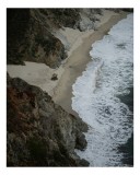 Tablou Canvas, "Plajă &icirc;ngustă &icirc;ntre st&acirc;nci și valuri", Plajă, St&acirc;nci, Valuri, Apă, Nisip, Natură, Ocean, Coastă, Peisaj, Sălbăticie, 26 x 39 cm, CMCLA