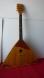 BALALAIKA INSTRUMENT CU COARDE RUSESC, (COLECTIE)